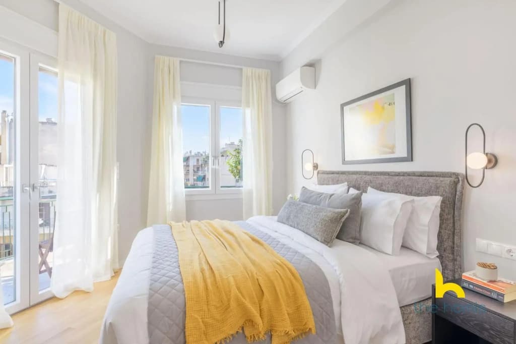 Sun-Splashed 2-BDR Corner Apartment with Hillside views! - photo 4