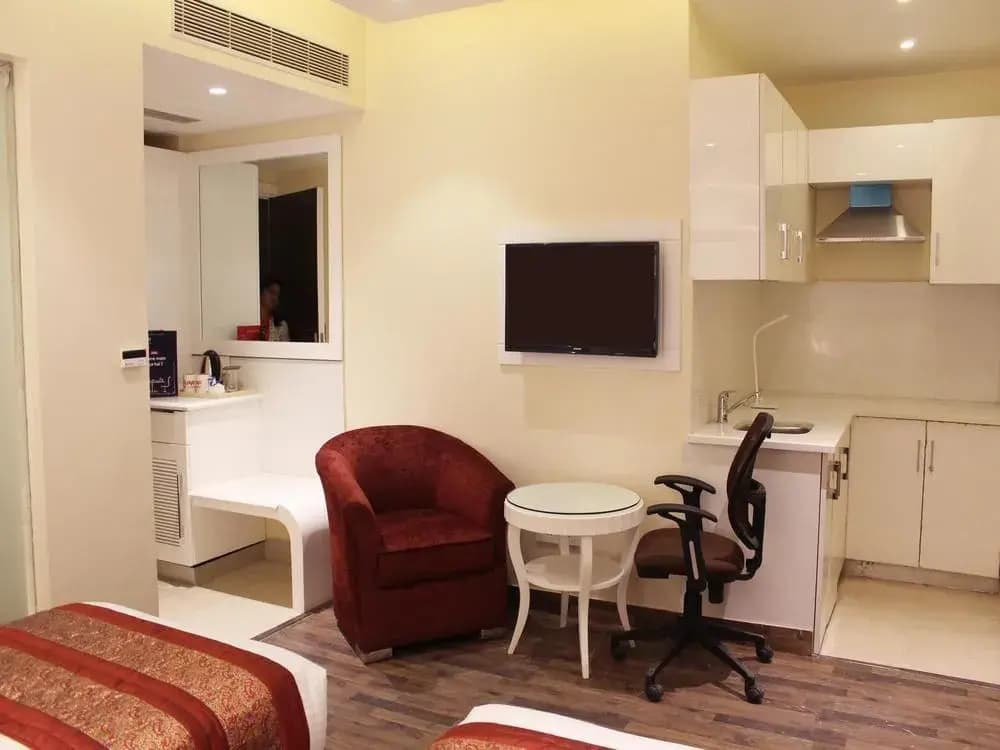 Hotel Picasso Residency Naraina Delhi - Couple Friendly Local IDs Accepted - photo 1