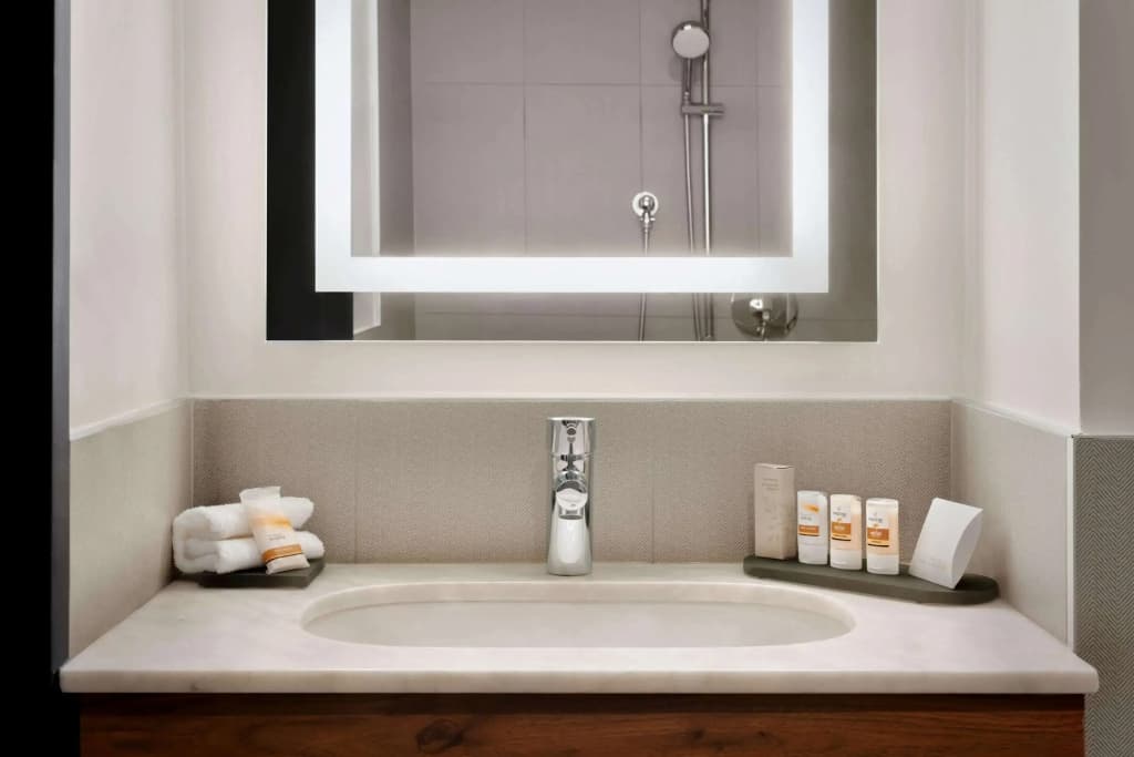 La Quinta Inn & Suites by Wyndham Times Square South - photo 8