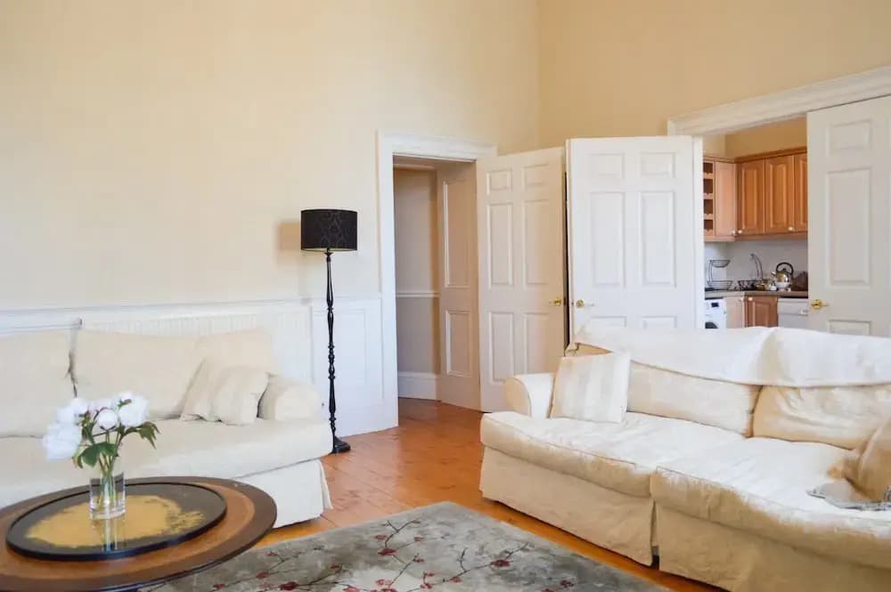 2 Bedroom Flat in Central Edinburgh - photo 4