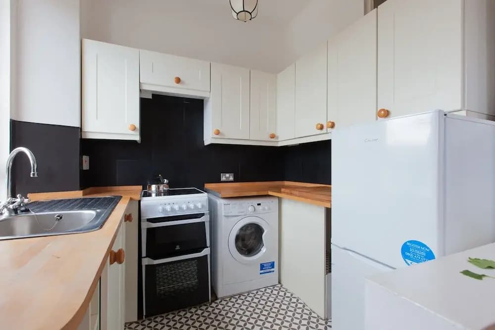 3 Bedroom Flat Near Leith - photo 12