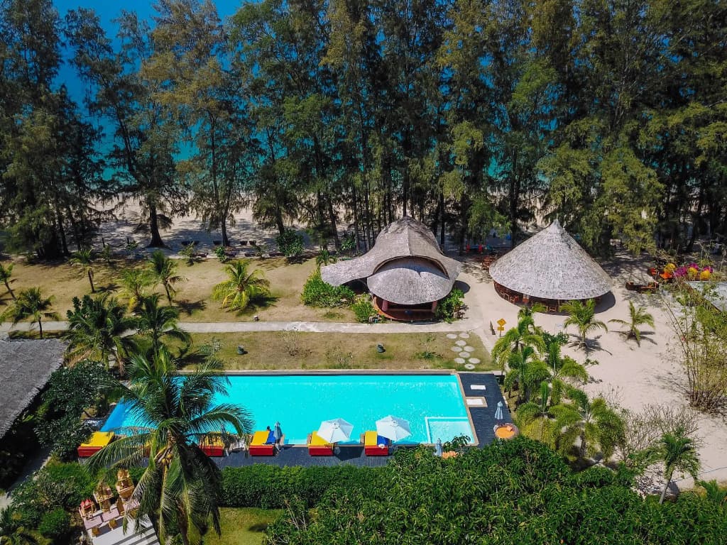 Long Beach Chalet Hotel - photo 19