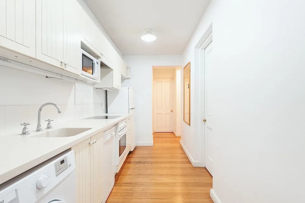 Charming Centrally Located 2 Bedroom Accommodation - photo 8