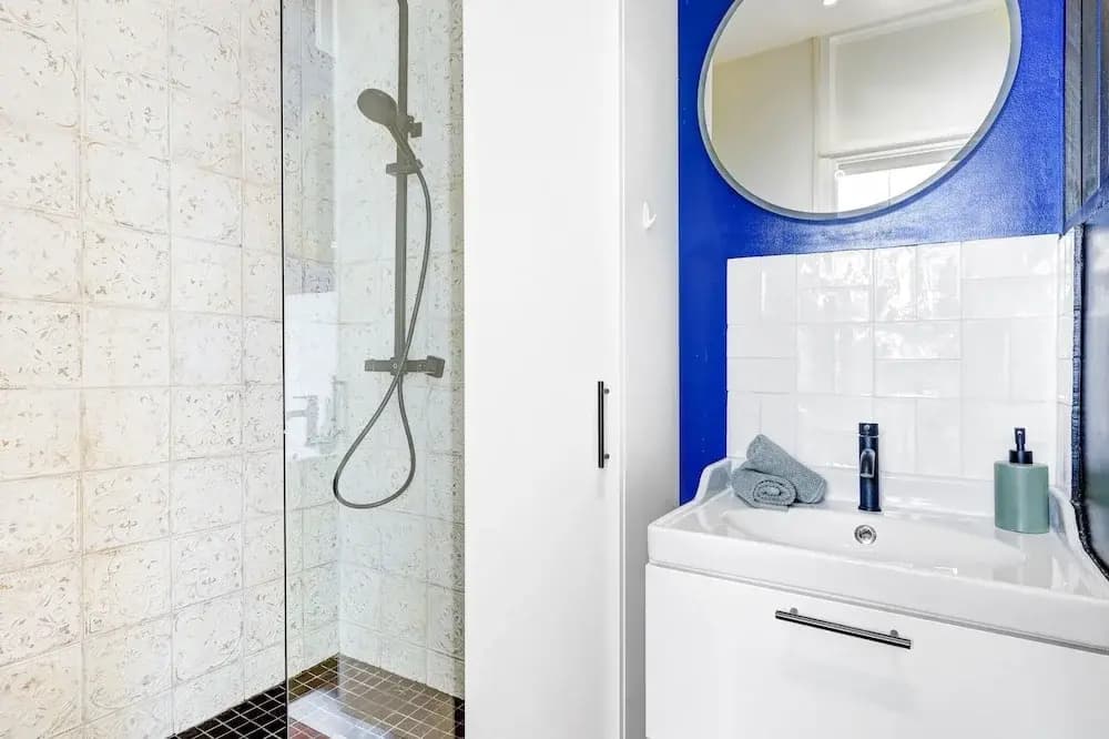 Bright 1BR Bastille Getaway - 4 Guests - photo 8