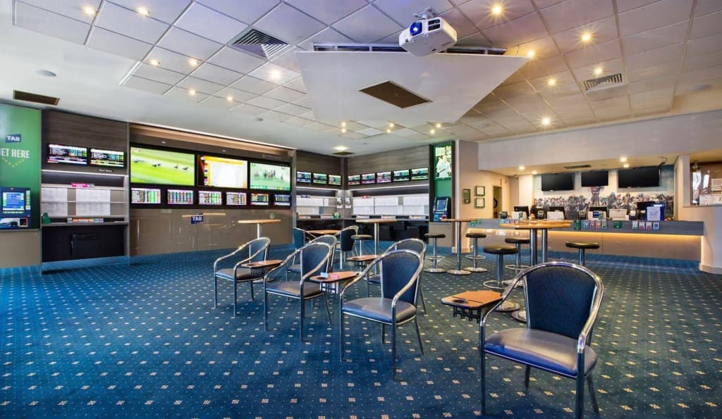 Nightcap at St Albans Hotel - photo 12