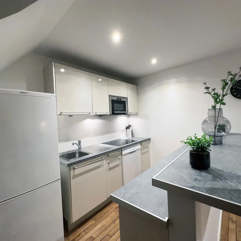 Copernic Line Elegant 3BR Apartment in Paris - photo 16