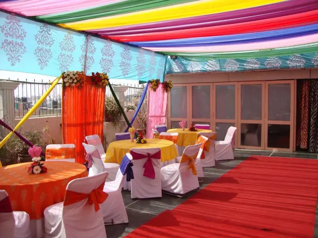 Hotel Sarthak Palace - photo 10