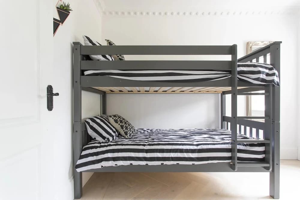 London Apartment- 4 Bedrooms-garden and Parking - photo 4