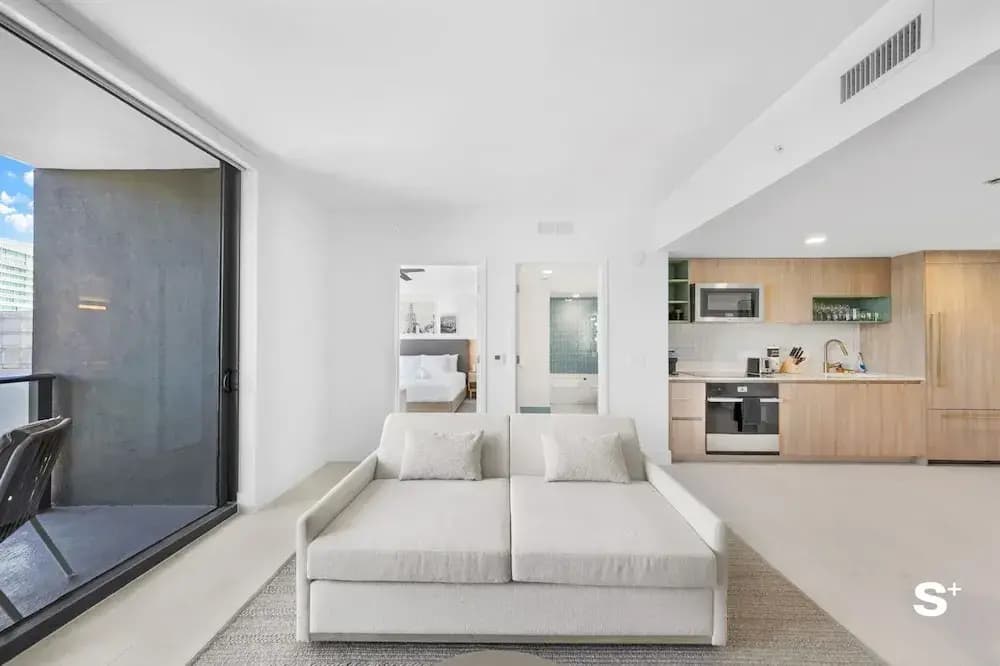 Downtown 1BR Apt with Skyline Views - photo 5