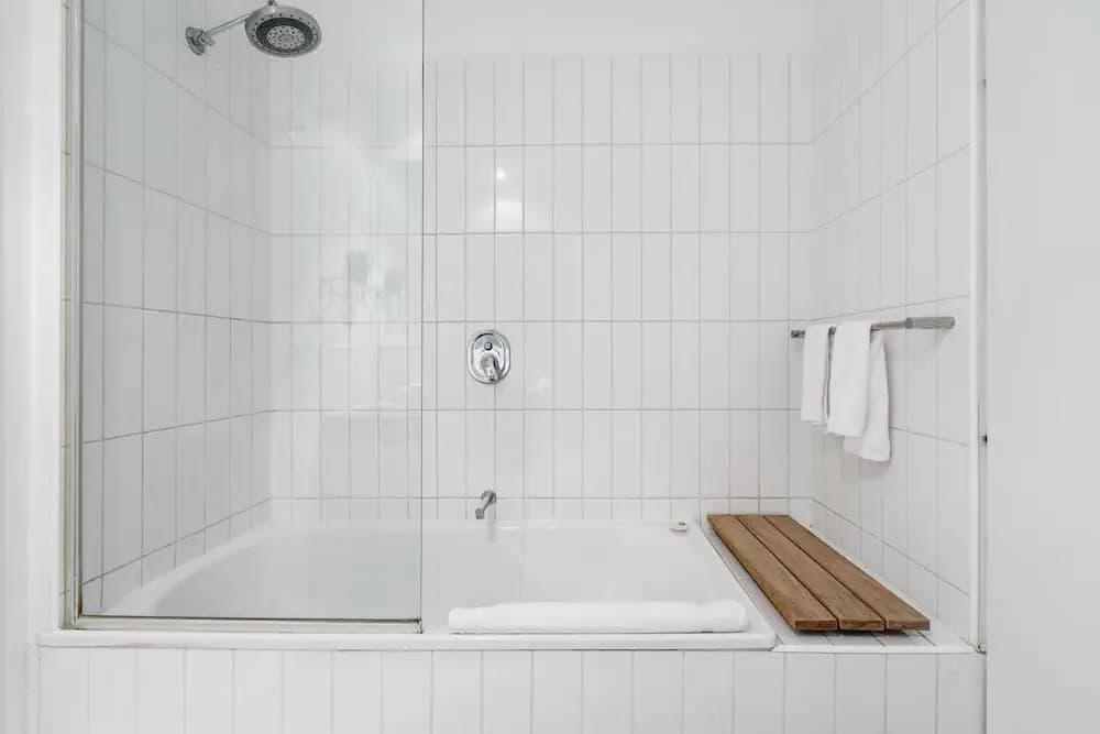 Beautiful 2BR APT With Balcony, Pool and Gym - photo 7