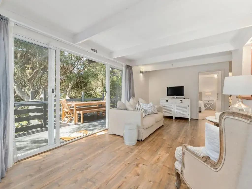 Classic Beach House With Tree Top Views - photo 4