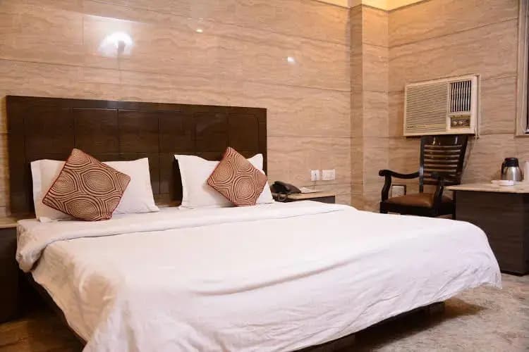 OYO Premium WEA Karol Bagh 2 - photo 4