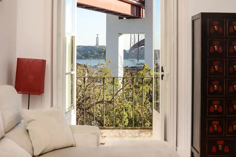 Bright Apartment with River View - photo 7