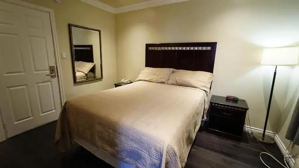 Trylon Hotel - photo 2