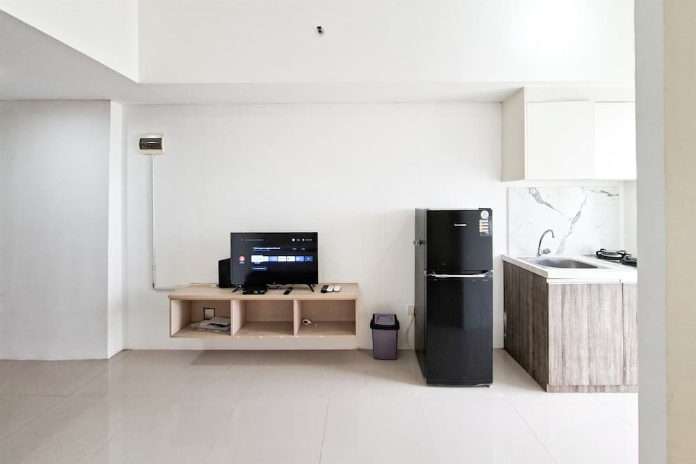 Studio Apartment Near Bojong Indah Station At Vittoria Residence - photo 10