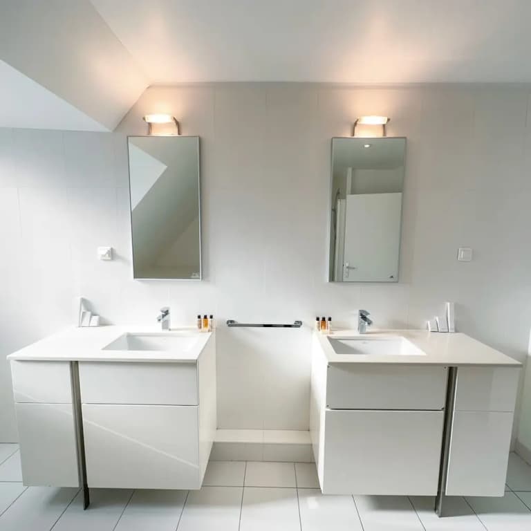 Copernic Line Elegant 3BR Apartment in Paris - photo 10