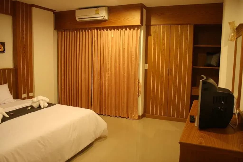 Santi White House Patong Hotel - photo 4