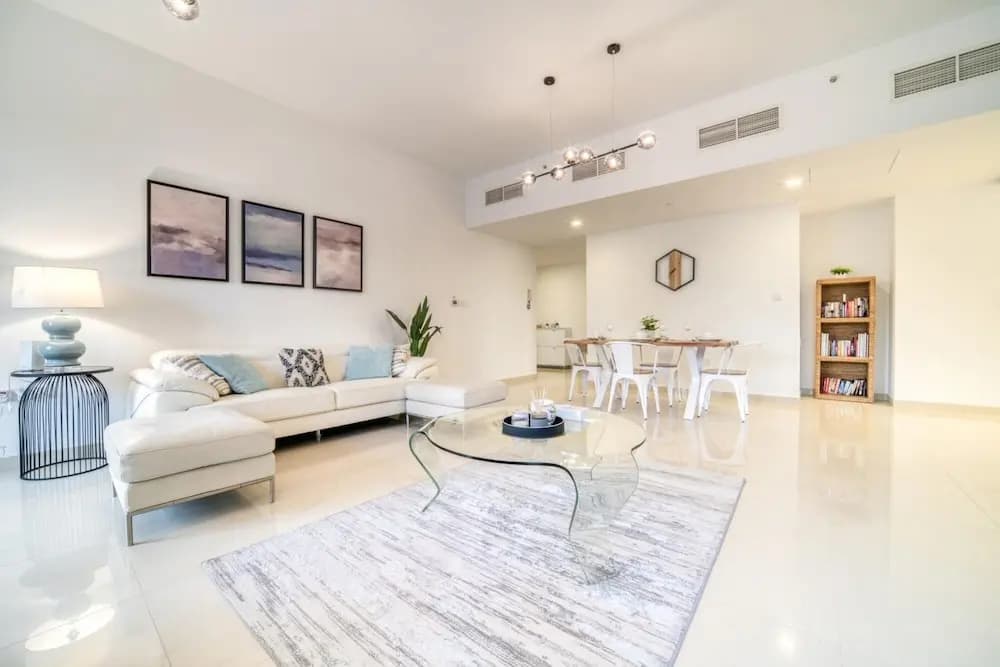 JBR Gem Spacious 1BR Apt With Balcony - photo 1