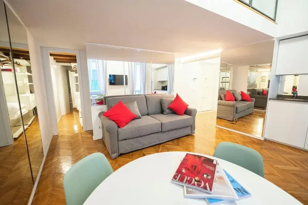 Spanish Steps Romantic Nest With Balcony - photo 1