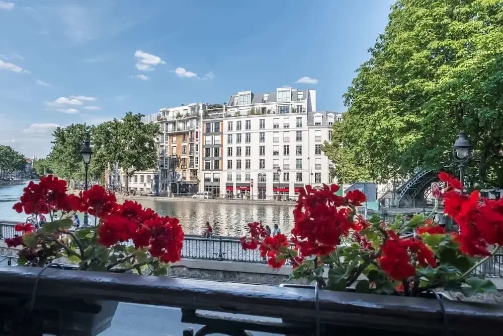 Classical-parisian Apartment on Canal Saint Martin - photo 7