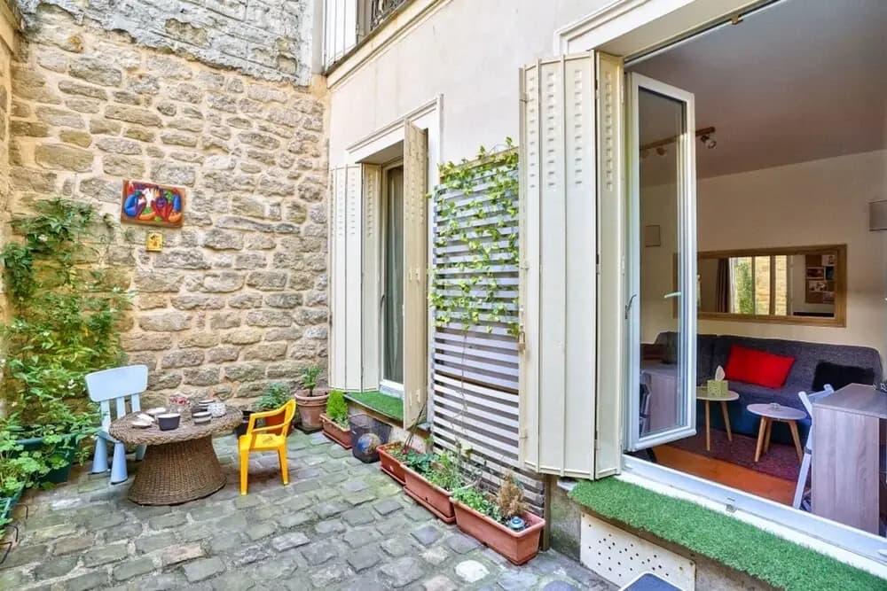 Charming 2 Room Apartment Near Square Louise-michel - photo 11