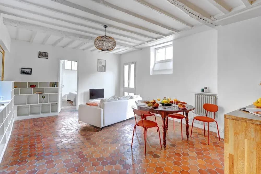 Bright 1BR Bastille Getaway - 4 Guests - photo 9