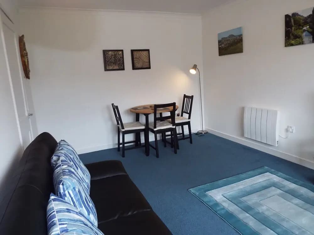 Ideal Central Edinburgh location with free on-site private parking - photo 2