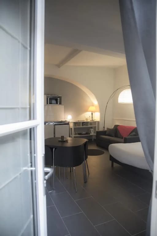 Saint-Germain des Prés Apartment 2 - photo 2
