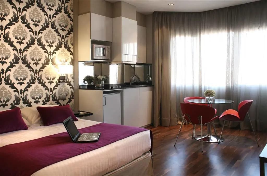 Apartosuites Jardines de Sabatini - photo 2