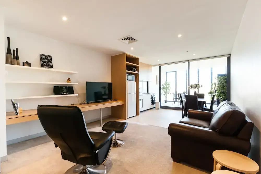 MILES, 1BDR Melbourne Apartment - photo 3