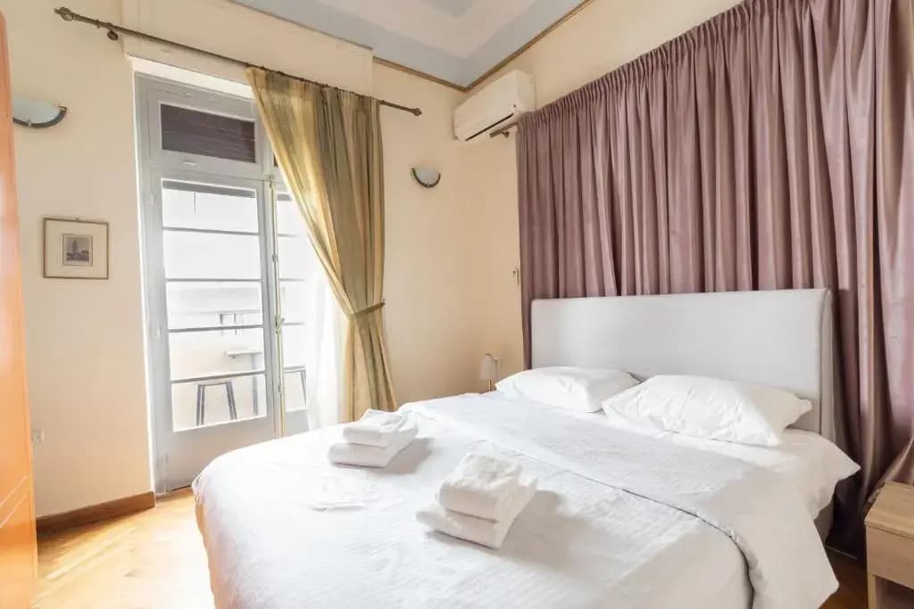 Ideal 4 bdr Apartment in Plaka for 10 - photo 5