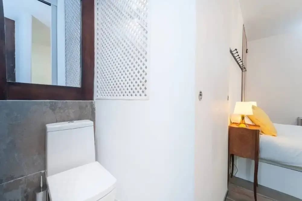 Spacious Designer Two Bed Apartment in Malasaña - photo 3