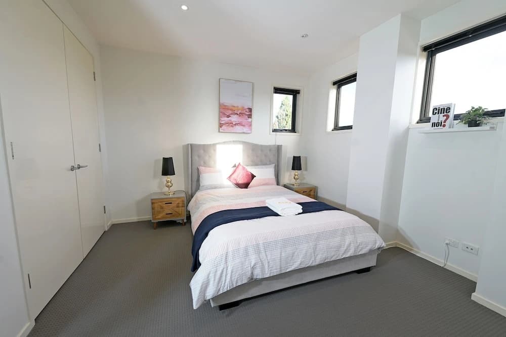 Luxury 7BRM Lakeside BigHouse Point Cook - photo 1