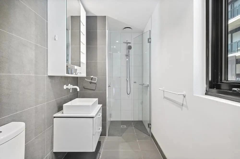 Well-lit 2-bed Apartment With Balcony - photo 6