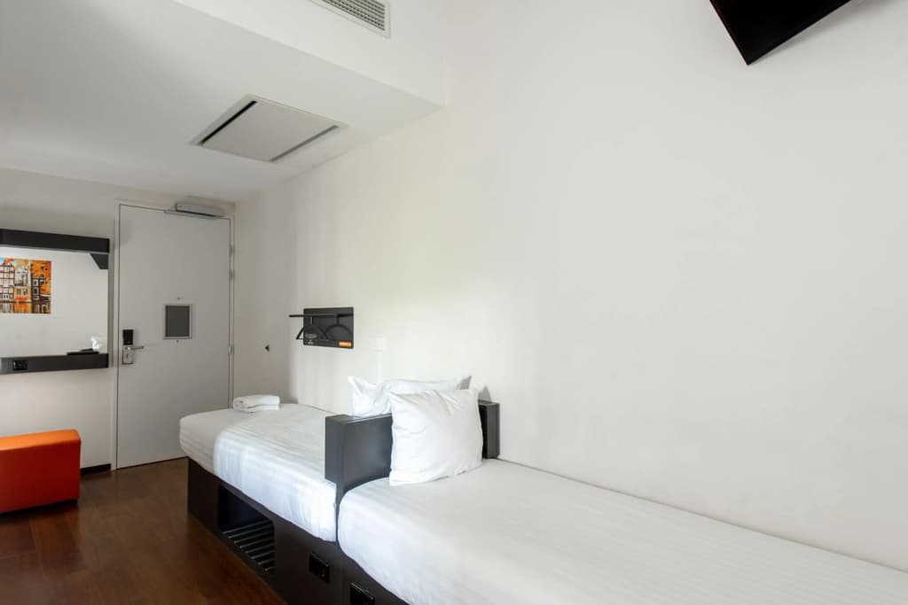 easyHotel Amsterdam City Centre South - photo 6