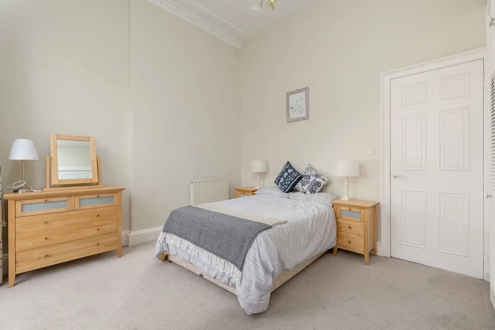 Light and Spacious 2 Bedroom Flat in Heart of Edinburgh - photo 6