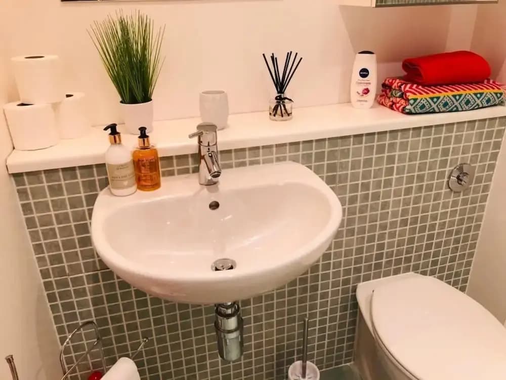 Remarkable 2 Bed Apartment in Edinburgh - photo 7