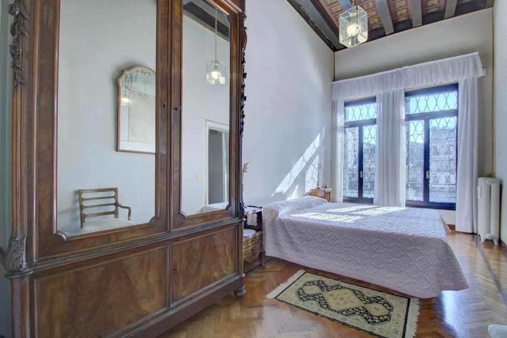 PANORAMIC 9 WINDOWS OVER GRANDCANAL, 3 bed, 2 bath - photo 5