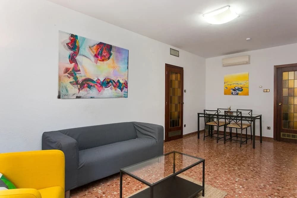 Spacious & Quiet 4 Bedroom Apartment - photo 8