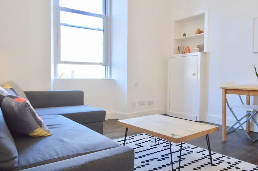 Bright Flat Near City Centre - photo 3