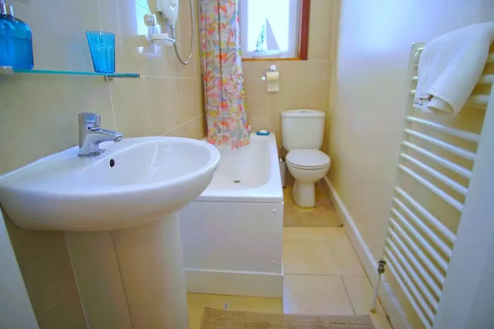 Bright & Spacious Flat 4 in Newhaven - photo 6