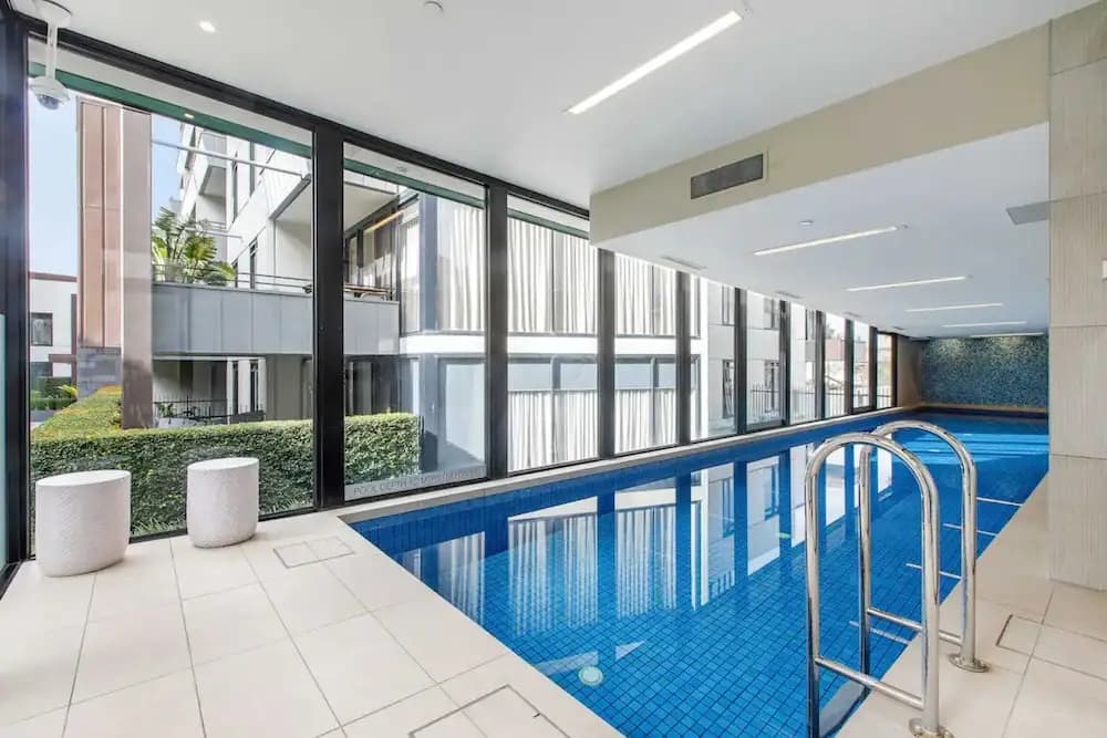 Beautiful 2BR APT With Balcony, Pool and Gym - photo 12