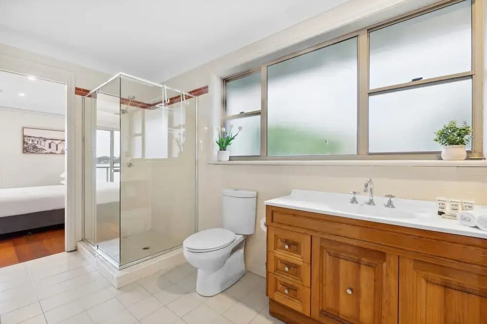 Modern 3-bed With Pool & Water Views by Beach - photo 18