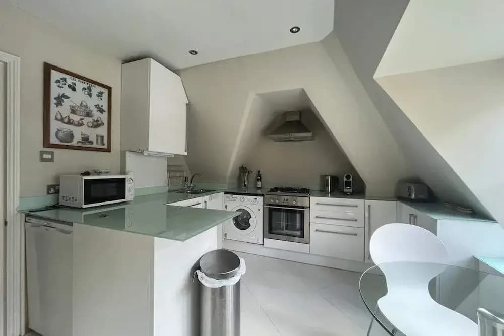 Modern Top Floor 2BD Flat - Kensington - photo 8