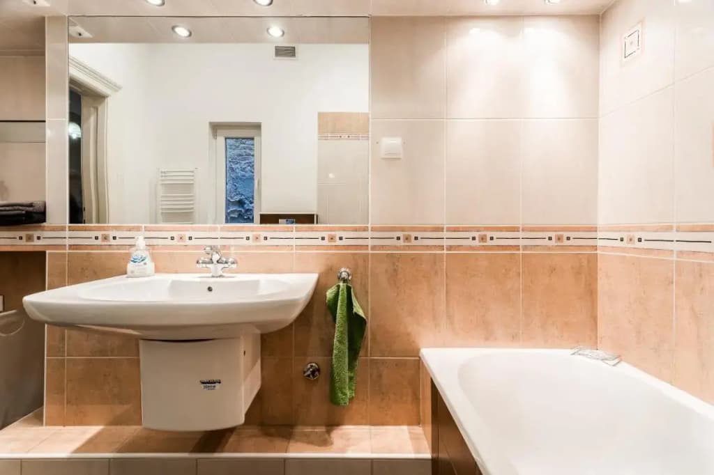 BERTA - 4 Bedrooms, 3 Baths - photo 8