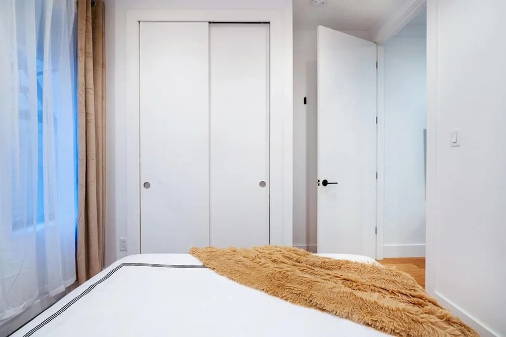 1290-7 New Renovated 2 Bedrooms in UES - photo 4