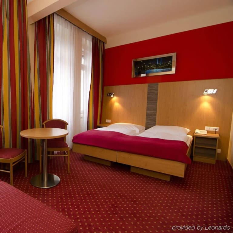 Hotel Cryston - photo 1