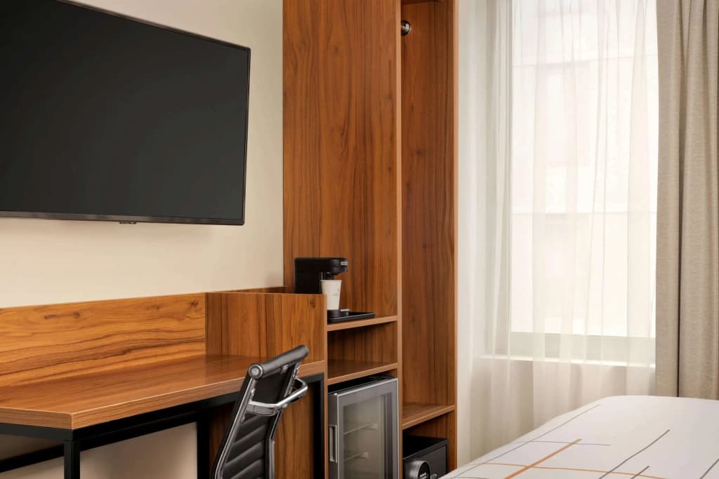 La Quinta Inn & Suites by Wyndham Times Square South - photo 6