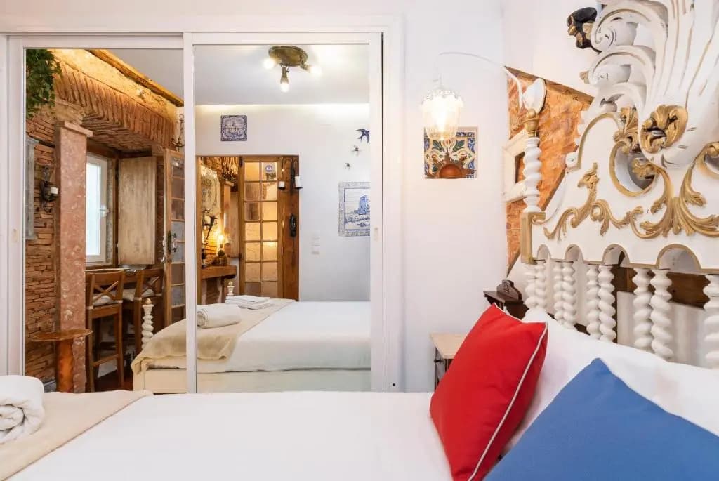 Romantic Medieval Apartment - photo 3