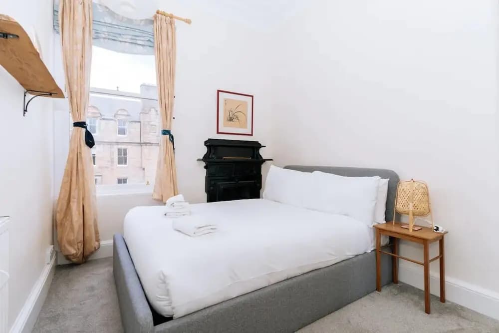 Spacious 3 Bedroom Flat in Edinburgh - photo 15